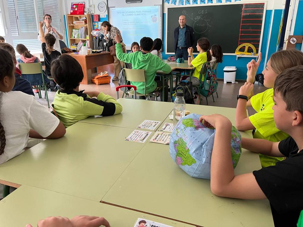 ♻️<a href="/CarlosGamarraU/">carlos Gamarra</a> participa en los talleres de educación ambiental #EduCCando

🟢El programa escolar, con actividades en torno al cambio climático, se ha llevado a cabo esta semana en el <a href="/ceipbasparaiso/">CEIP BASILIO PARAISO</a> #Zaragoza

ℹ️ ttp://bit.ly/3FGxiib
