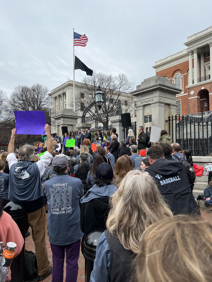gpb227's tweet photo. Now ⁦@RepDylan⁩ is addressing the rally. Vows to get a transfer fee passed. ⁦@CCMVHB⁩ #marthagoestoBeaconHill https://t.co/49dTDWYir6