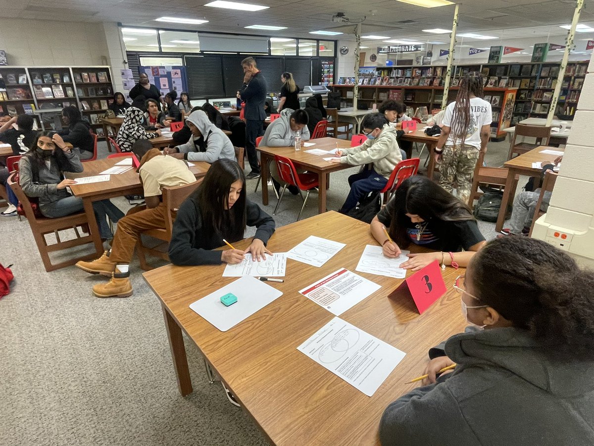 JouetDaniels's tweet image. 59 7th grade students in the library…great engagement! #MEGALab #ModelLesson #InstructionCoach #RLACurriculum @c_instruction @JBrumELAR @DHSiCOACH