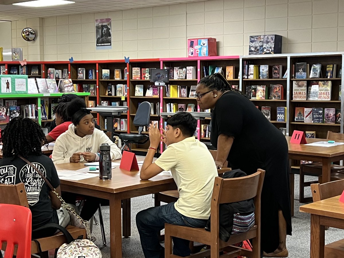 JouetDaniels's tweet image. 59 7th grade students in the library…great engagement! #MEGALab #ModelLesson #InstructionCoach #RLACurriculum @c_instruction @JBrumELAR @DHSiCOACH