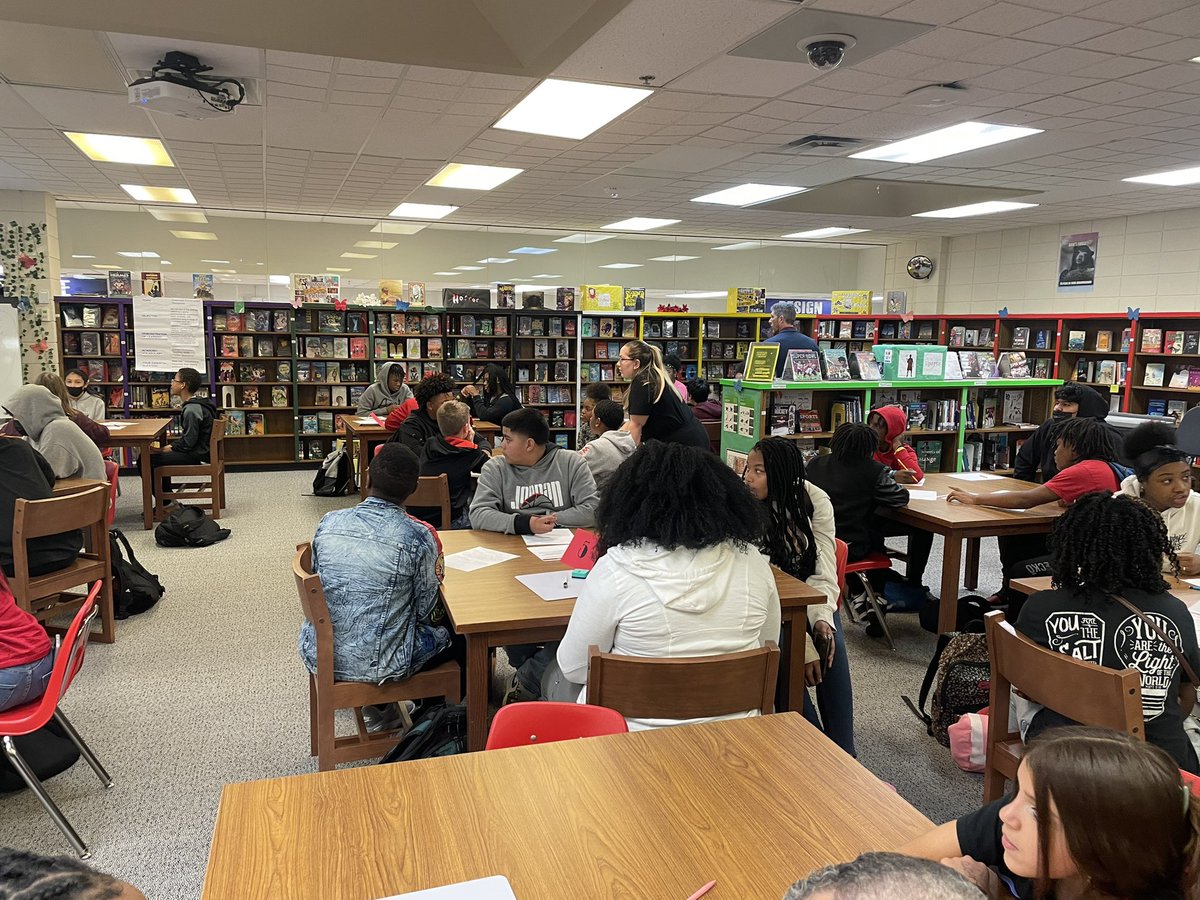 JouetDaniels's tweet image. 59 7th grade students in the library…great engagement! #MEGALab #ModelLesson #InstructionCoach #RLACurriculum @c_instruction @JBrumELAR @DHSiCOACH