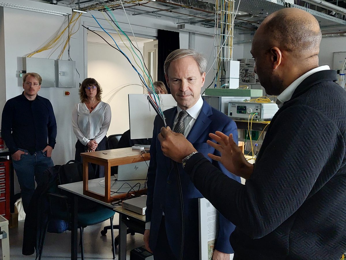 f_alabrune's tweet photo. @TUeindhoven: een grote speler in onderzoek. Ik heb Robert Jan Smits, de voorzitter, ontmoet en bezocht laboratoria op het snijvlak van computerontwikkeling en kwantumnetwerken. Ook op dit gebied bundelen 🇨🇵 en 🇳🇱 hun krachten.
@QuantumDeltaNL https://t.co/NLUaerIDpz