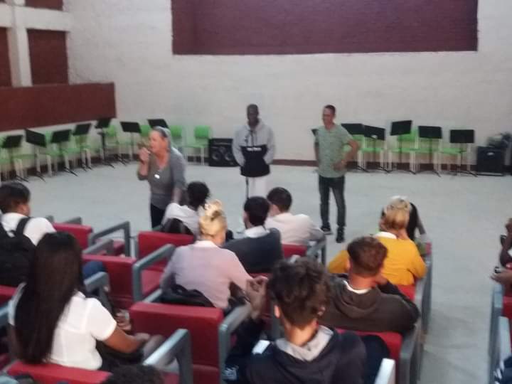 HenryGodinez18's tweet photo. El programa de la Semana de la Cultura del municipio Ciego de Ávila incluyó la presentación del frente Humorístico del Grupo Caminos Teatro, en la sede del Complejo Cultural Nicaragua.
Artes Escénicas presente en esta Semana de la Cultura.
#LatirAvileño
#Semanadelaculturaavileña https://t.co/8pFJxGkoDx