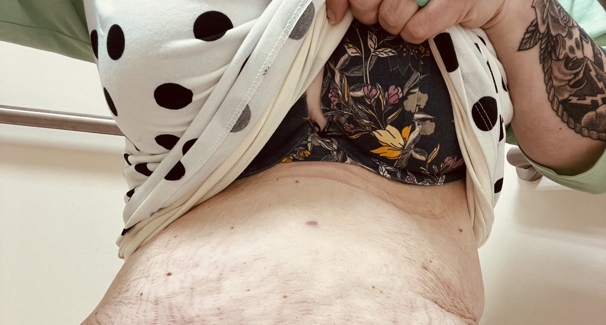 toxicblnde's tweet photo. At work flashes retweet if you get horny at work 😈 #nsfw #cumformommy #milf #bbw #BBWDPIC #bbwbootylicious #ThickChick #ThickGirlTwitter  #thickthighsaveslives #plussize https://t.co/Qr1NlS9r6c