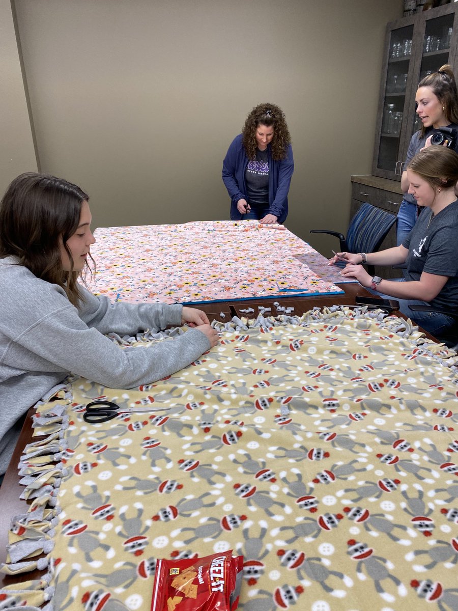 HolleyTracey's tweet image. ⁦@TarletonComm⁩ Tarleton State University’s Department of Communication Studies Service Learning Day is underway!  Students are making fleece-tie blankets for Project Linus, which provides blankets for children in need. #COFLA #ProjectLinus