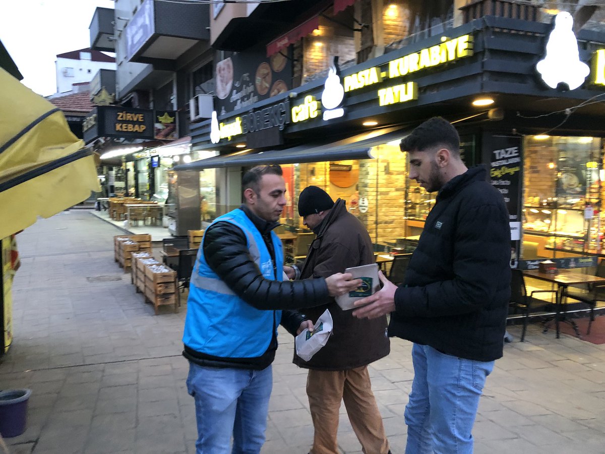 akgencderince's tweet photo. 📌Bu Şehrin Her Sokağında AK Gençliğin İzi Var 🇹🇷💡

#İftara5Kala Sokaklardayız,

Derince Gençlik Kolları teşkilat mensuplarımız ile birlikte 'İftara 5 kala' programımız kapsamında iftara yetişemeyen vatandaşlarımıza iftarlıklarımızı ikram ettik.

#hayırlıramazanlar https://t.co/Lnh6fW03tN