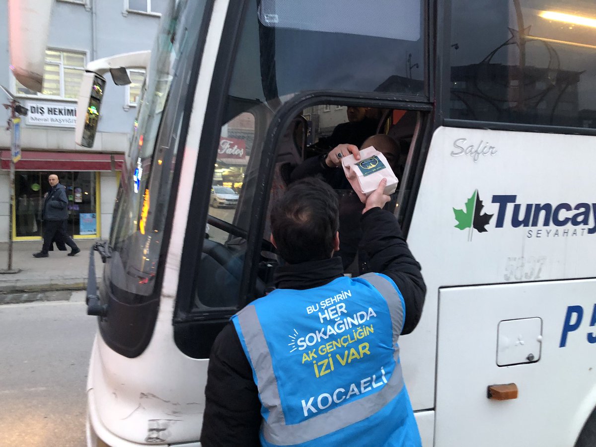 akgencderince's tweet photo. 📌Bu Şehrin Her Sokağında AK Gençliğin İzi Var 🇹🇷💡

#İftara5Kala Sokaklardayız,

Derince Gençlik Kolları teşkilat mensuplarımız ile birlikte 'İftara 5 kala' programımız kapsamında iftara yetişemeyen vatandaşlarımıza iftarlıklarımızı ikram ettik.

#hayırlıramazanlar https://t.co/Lnh6fW03tN