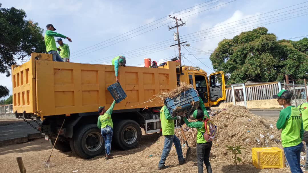 “El trabajo no lo para nadie”  CorpoServGuayana con sus brigadas comunales continúan desplegadas en las comunidades embelleciendo espacios como parte del plan #CiudadGuayanaParaVivir impulsado por el Alcalde <a href="/OviedoPSUV/">Tito Oviedo</a>