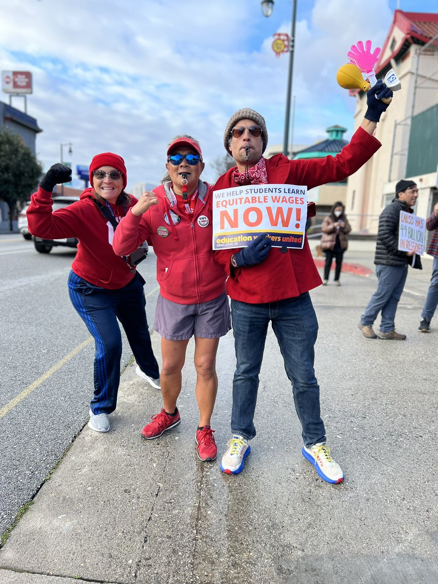 The district is hoarding $4.9 billion in reserves. $4.9 billion in unpaid wages. $4.9 billion in unspent school funding.

Workers are going hungry. 
Schools are going under-resourced. 
We’ve had enough.

Our fight for fight for dignity + respect is the fight for public schools ✊