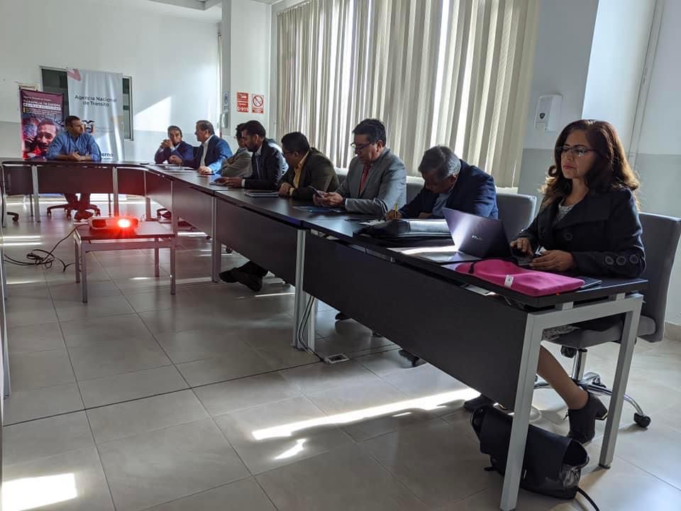FenateiE's tweet photo. TRANSPORTE COMUNITARIO 
En reunión mantenida con el @ErnestoVarasVal  Director Ejecutivo de la ANT, con  las Federaciones Nacionales ,donde el @oswaldoguamanm, representante de nuestra modalidad expuso la molestia del transporte escolar e institucional con respecto al reglamento. https://t.co/uZYj6007tK