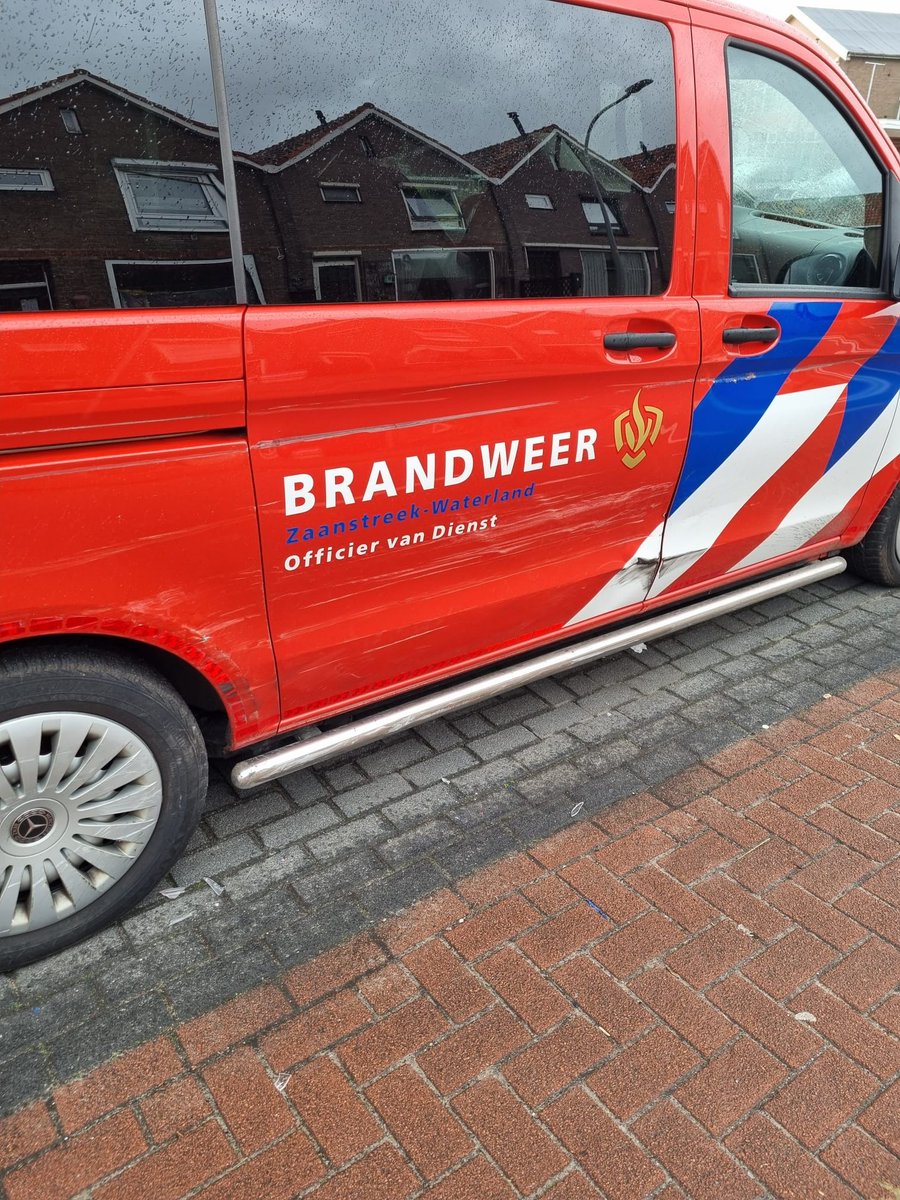 1/2 Woensdag 22 maart ca 9:15 is er iemand tegen een geparkeerd dienstvoertuig aangereden. Dit gebeurde op de Hyacintenstraat, Volendam thv Dirk vd Broek. Helaas is de bestuurder doorgereden. Daarom een oproep aan de bestuurder om zich te melden zodat we dit kunnen oplossen <a href="/VrZW/">Veiligheidsregio Zaanstreek-Waterland</a>