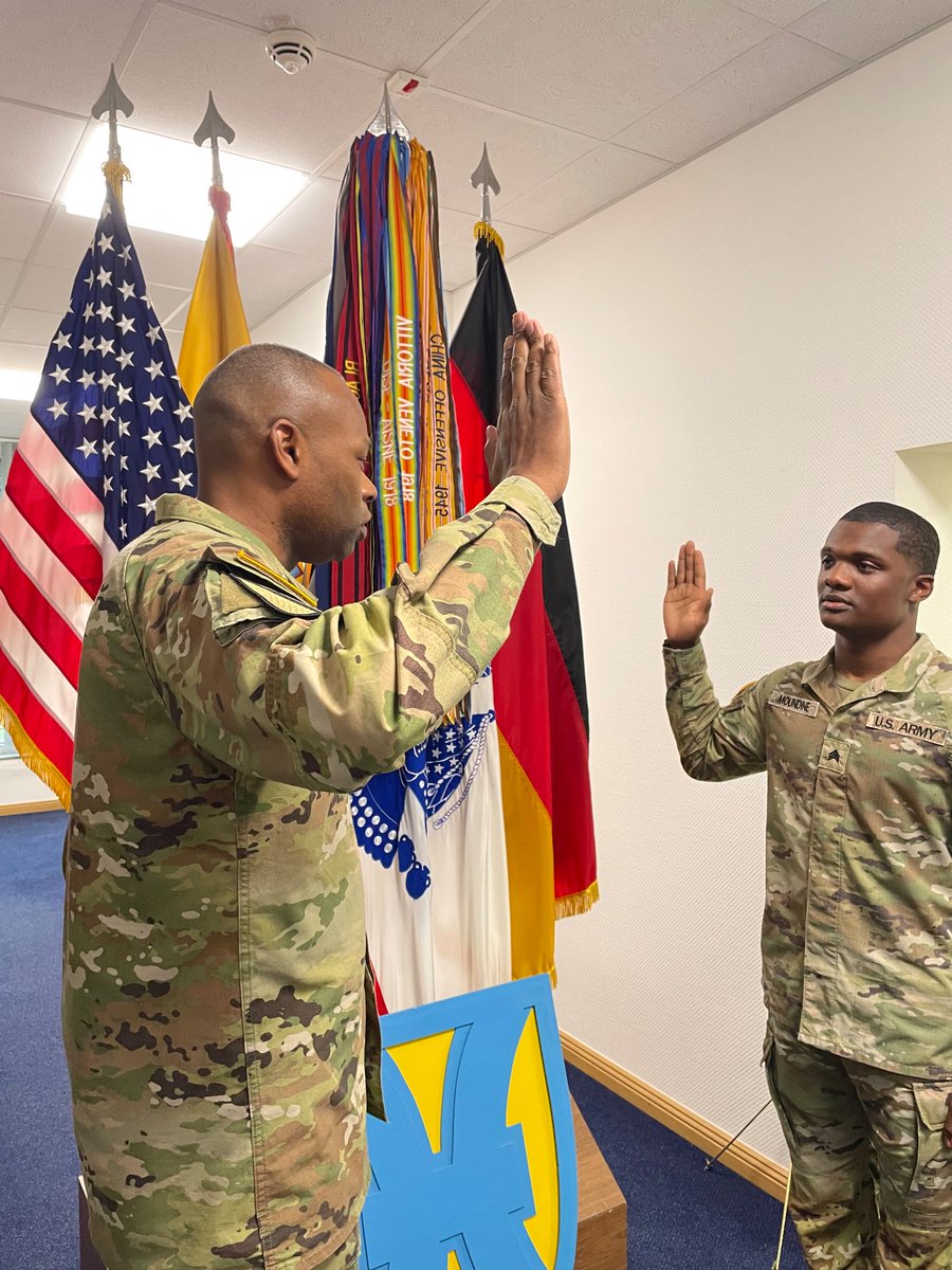 21stTSCCG's tweet photo. Best part and highlight of my day is interacting with @21stTSC Soldiers! Just had the honor and privilege of re-enlisting SGT Moundine, who was recently selected for the Army Green to Gold program! @ArmyROTC @usarec
#Team21
#FirstInSupport
#StrongerTogether
#BeAllYouCanBe https://t.co/tKAxxhoRBr