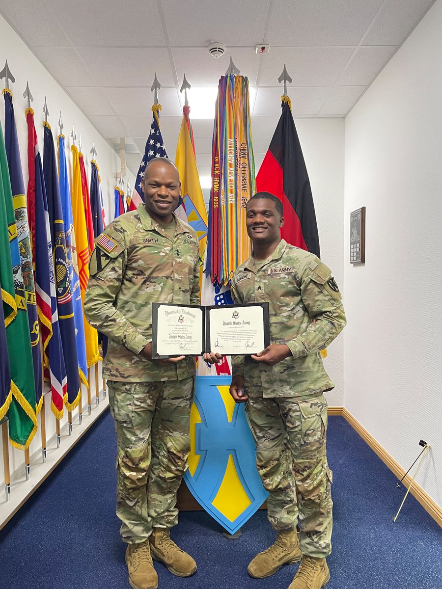 21stTSCCG's tweet photo. Best part and highlight of my day is interacting with @21stTSC Soldiers! Just had the honor and privilege of re-enlisting SGT Moundine, who was recently selected for the Army Green to Gold program! @ArmyROTC @usarec
#Team21
#FirstInSupport
#StrongerTogether
#BeAllYouCanBe https://t.co/tKAxxhoRBr