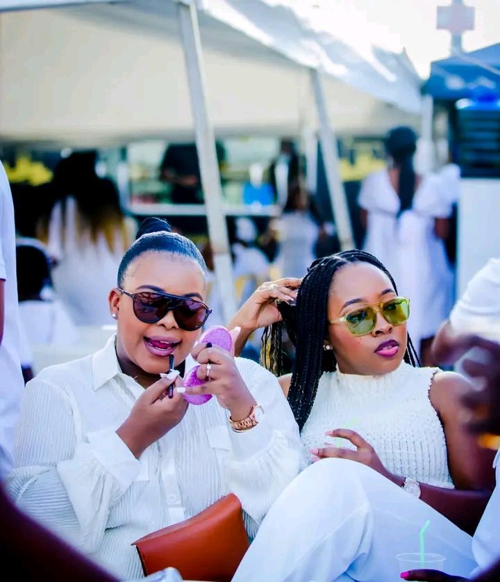ImageRsa's tweet photo. ⚪All White like we are racist Angels⬜🧚‍♀️

📸: @ImageRsa 💎

#Outdoors #allwhite #thanksgiving #anyoccasion #ladiesonwhite #flowers #nikon #godox #imagecreatives #southafrica #photographylovers  #clean https://t.co/GPnpcQHMuL