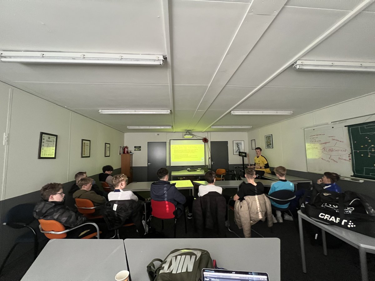 Vandaag weer een kennisdeling activiteit over communicatie binnen je team georganiseerd door trainer <a href="/JornNijhof/">Jorn Nijhof</a> van JO13-1 voor de trainers van de trainers academie. 📝📈