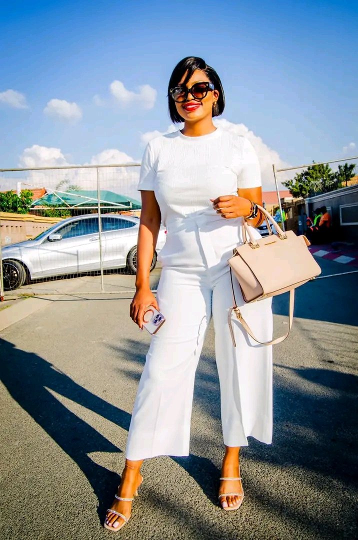 ImageRsa's tweet photo. ⚪All White like we are racist Angels⬜🧚‍♀️

📸: @ImageRsa 💎

#Outdoors #allwhite #thanksgiving #anyoccasion #ladiesonwhite #flowers #nikon #godox #imagecreatives #southafrica #photographylovers  #clean https://t.co/GPnpcQHMuL