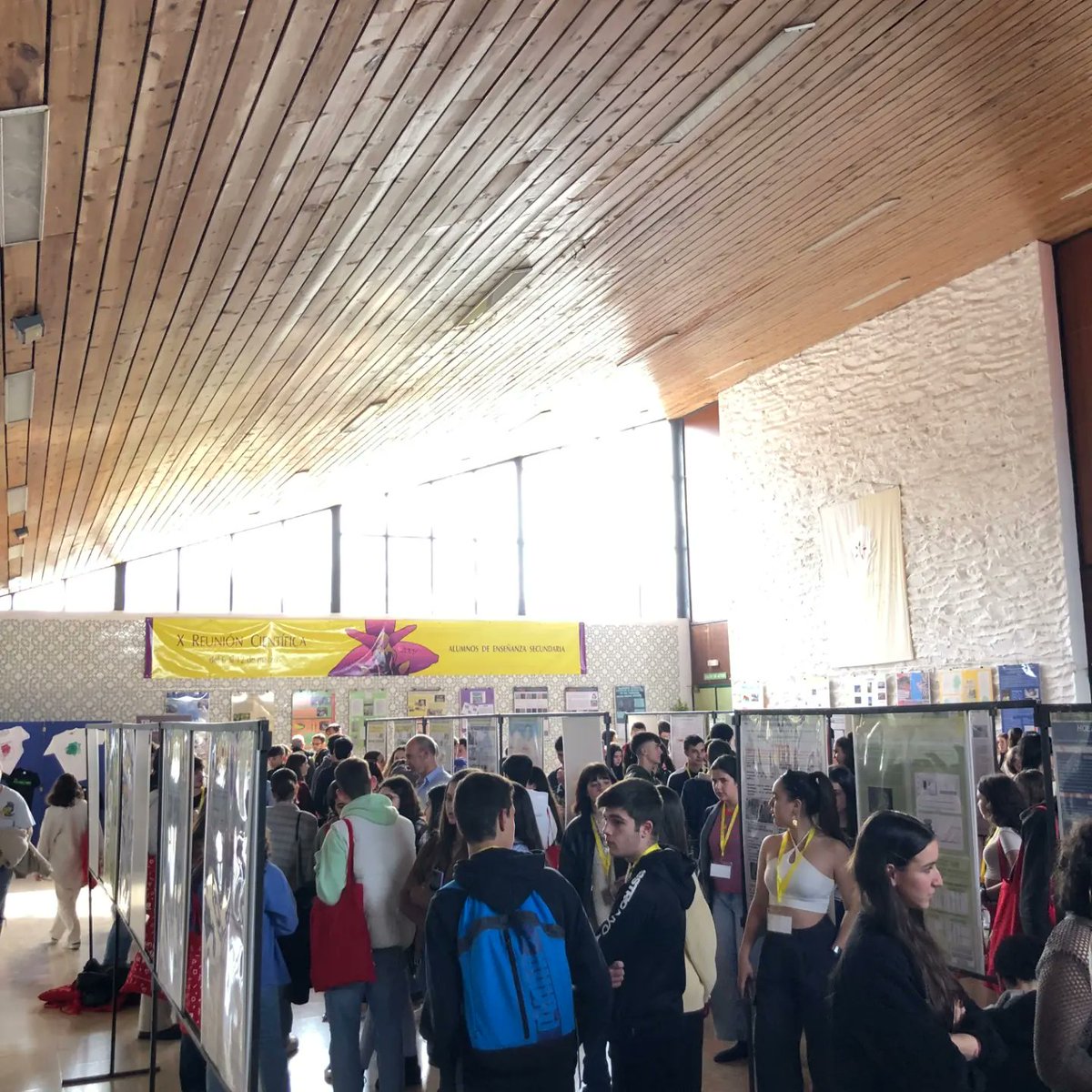 INSElCairat's tweet photo. Per la tarda ha arribat el nostre torn de defensa. Ens emportem una gran experiència. Gràcies #Exporecerca i gràcies Reunion Científica Caceres 2023 ☺️ https://t.co/BSgisUgRcS