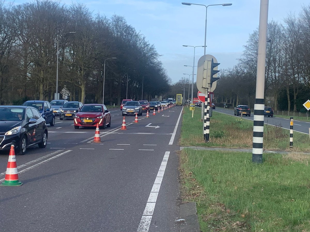 wis_robertvdA's tweet photo. #n65 9,1 #kruising ter hoogte van Helvoirt storing verkeerslichten middels de aannemer recht doorgaand verkeer als belangrijkste. U kunt komende van Tilburg niet links af of vanuit Helvoirt ri Den Bosch t.b.v. de veiligheid en doorstroming Monteur is onderweg @RWSverkeersinfo https://t.co/QPF5RsG3TB