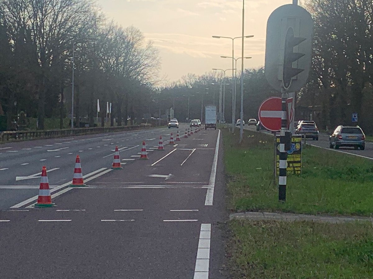 wis_robertvdA's tweet photo. #n65 9,1 #kruising ter hoogte van Helvoirt storing verkeerslichten middels de aannemer recht doorgaand verkeer als belangrijkste. U kunt komende van Tilburg niet links af of vanuit Helvoirt ri Den Bosch t.b.v. de veiligheid en doorstroming Monteur is onderweg @RWSverkeersinfo https://t.co/QPF5RsG3TB
