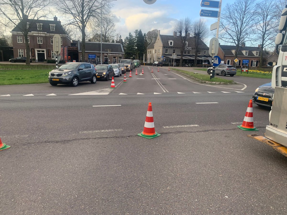 wis_robertvdA's tweet photo. #n65 9,1 #kruising ter hoogte van Helvoirt storing verkeerslichten middels de aannemer recht doorgaand verkeer als belangrijkste. U kunt komende van Tilburg niet links af of vanuit Helvoirt ri Den Bosch t.b.v. de veiligheid en doorstroming Monteur is onderweg @RWSverkeersinfo https://t.co/QPF5RsG3TB