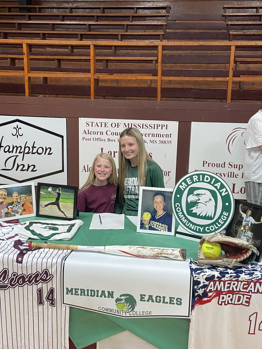 BricesonDonahu3's tweet photo. BHS signing day! @marlee_mcc @ButlerGoldee didnt get pictures with @aaliyahmoo2 @Leileigh6 and Shad. Congrats girls!!! #BIGGBUILT https://t.co/eGNFB7i2nV