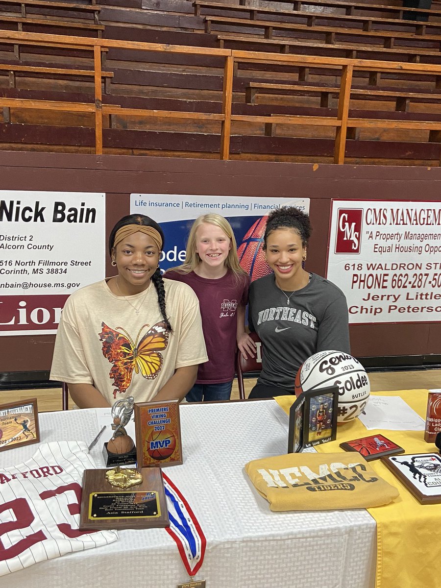 BricesonDonahu3's tweet photo. BHS signing day! @marlee_mcc @ButlerGoldee didnt get pictures with @aaliyahmoo2 @Leileigh6 and Shad. Congrats girls!!! #BIGGBUILT https://t.co/eGNFB7i2nV