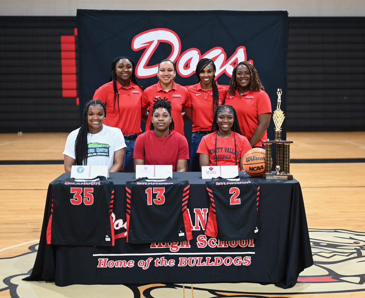 LadyDogs_GBK's tweet photo. ✅ Signing day. ✍🏽

Congratulations, ladies. We are so proud of you! #LadyDog4Life❤️🖤 

#35 Hillary Howard-Notre Dame of Maryland University 🟢🔵

#13 La’Mia Daley-Pasadena City College 🔴🟡

#2 Kynnedi Davis-Trinity Valley Community College 🔴⚫️ https://t.co/Cl2uNfRuVI