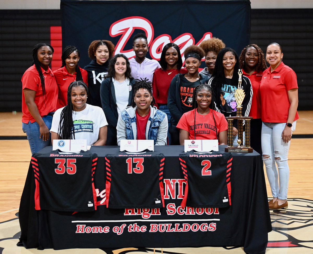 LadyDogs_GBK's tweet photo. ✅ Signing day. ✍🏽

Congratulations, ladies. We are so proud of you! #LadyDog4Life❤️🖤 

#35 Hillary Howard-Notre Dame of Maryland University 🟢🔵

#13 La’Mia Daley-Pasadena City College 🔴🟡

#2 Kynnedi Davis-Trinity Valley Community College 🔴⚫️ https://t.co/Cl2uNfRuVI