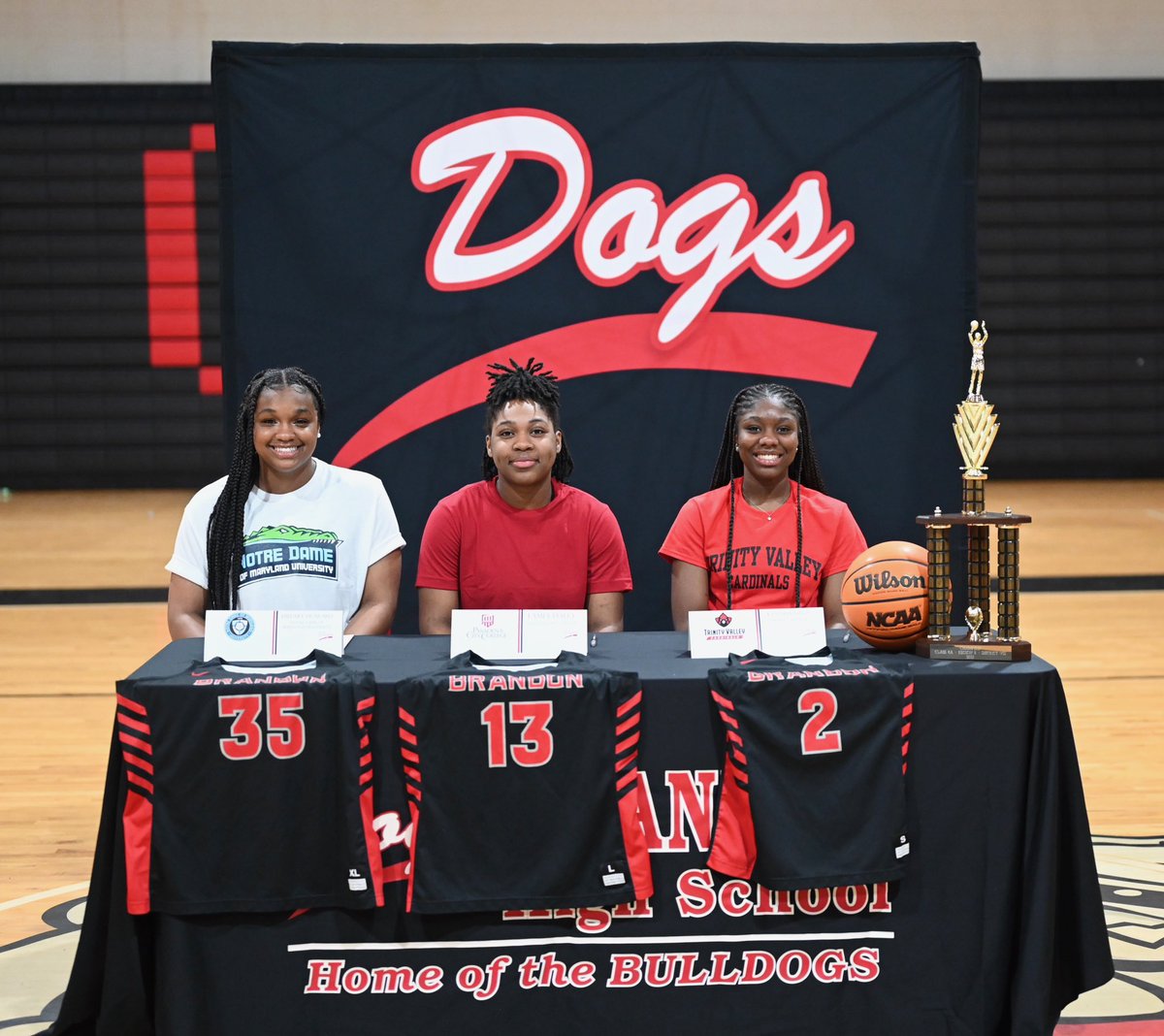 LadyDogs_GBK's tweet photo. ✅ Signing day. ✍🏽

Congratulations, ladies. We are so proud of you! #LadyDog4Life❤️🖤 

#35 Hillary Howard-Notre Dame of Maryland University 🟢🔵

#13 La’Mia Daley-Pasadena City College 🔴🟡

#2 Kynnedi Davis-Trinity Valley Community College 🔴⚫️ https://t.co/Cl2uNfRuVI