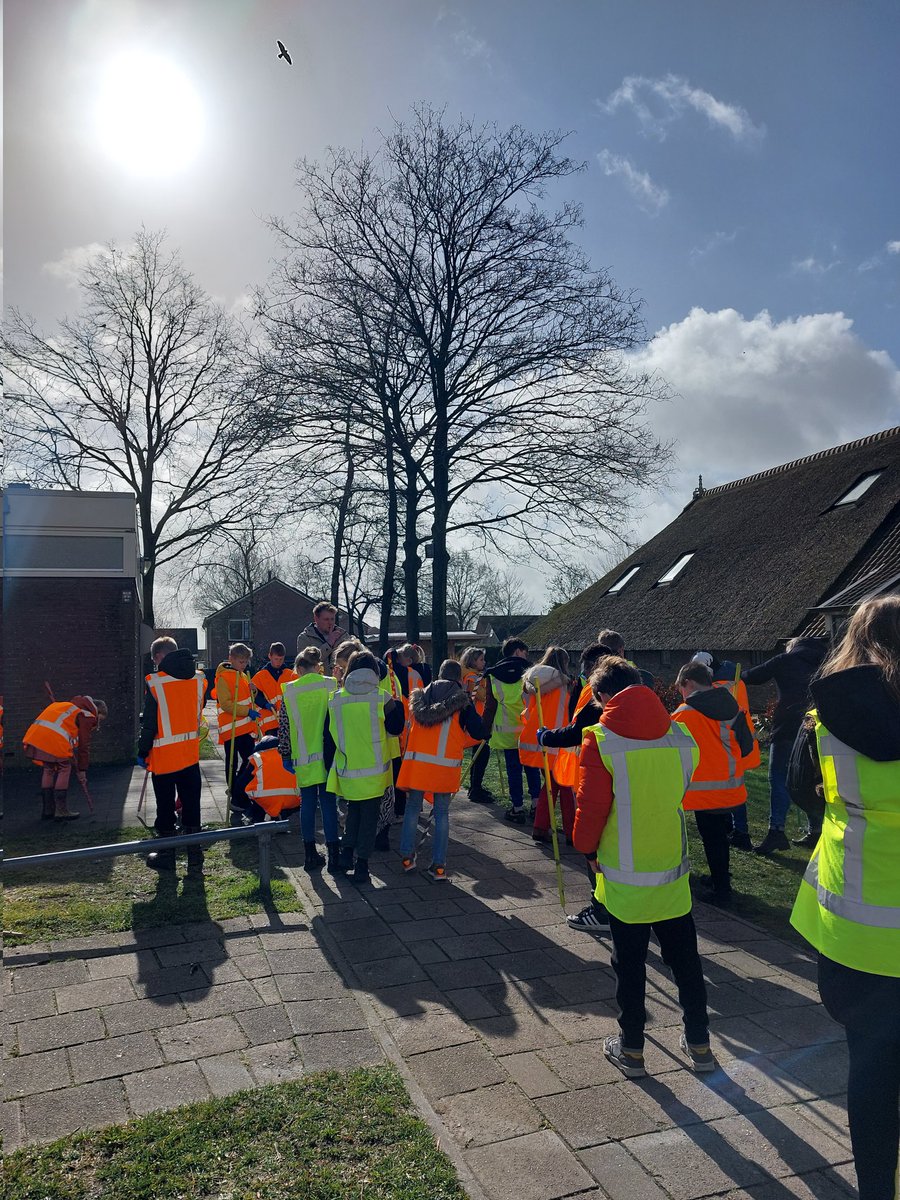 LucienneBoelsma's tweet photo. Himmeldei! Vandaag namen de kinderen van CBS De Trieme een kijkje in een vuilniswagen van @gemeenteDFM en daarna op pad om zwerfafval op te ruimen👌
Ik mocht in de klas iets vertellen over zwerfafval en als een leerling dan zegt.. wat een leuke les, dan wordt de dag nog zonniger! https://t.co/9UjuntAmJG