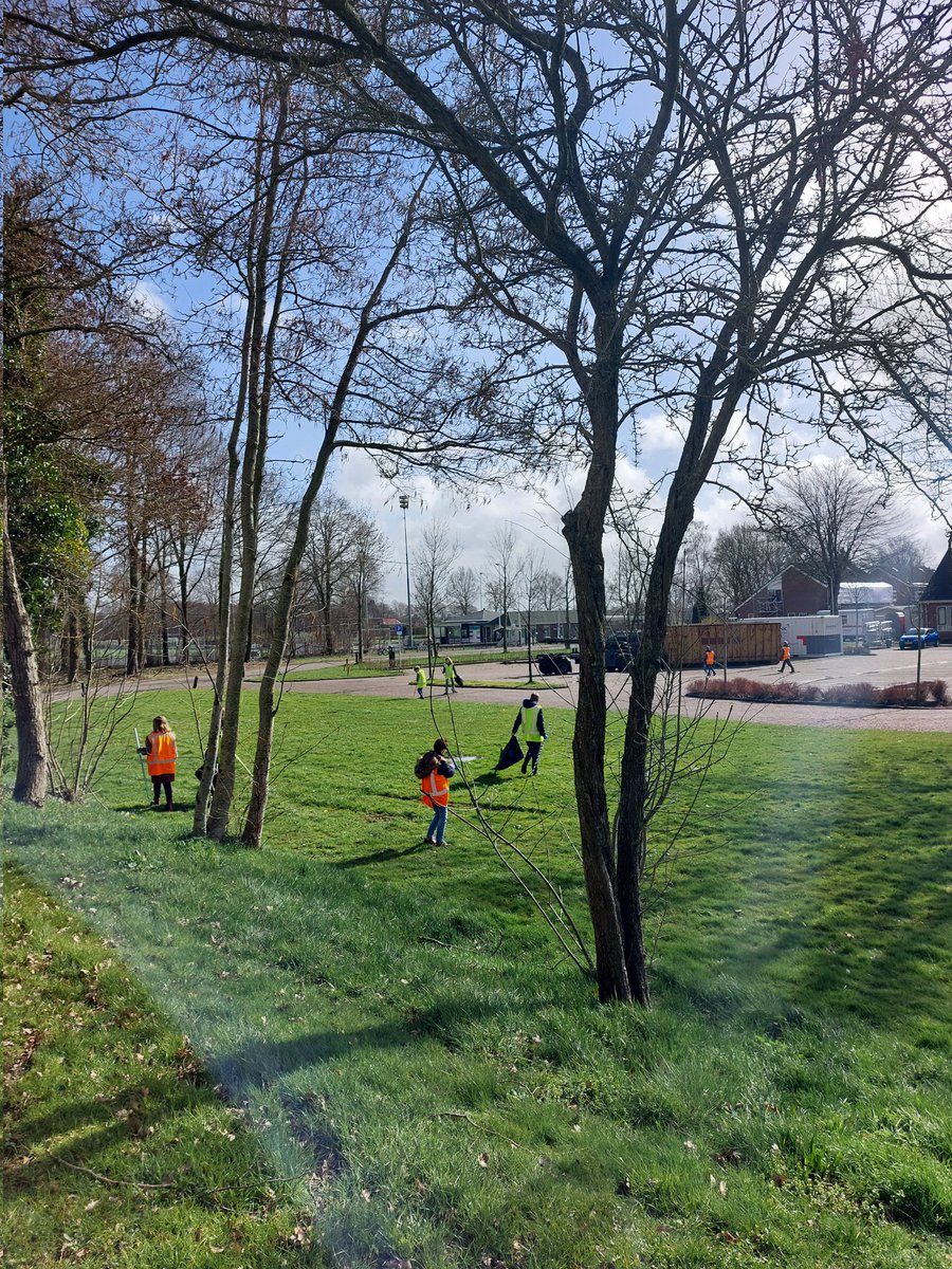 LucienneBoelsma's tweet photo. Himmeldei! Vandaag namen de kinderen van CBS De Trieme een kijkje in een vuilniswagen van @gemeenteDFM en daarna op pad om zwerfafval op te ruimen👌
Ik mocht in de klas iets vertellen over zwerfafval en als een leerling dan zegt.. wat een leuke les, dan wordt de dag nog zonniger! https://t.co/9UjuntAmJG