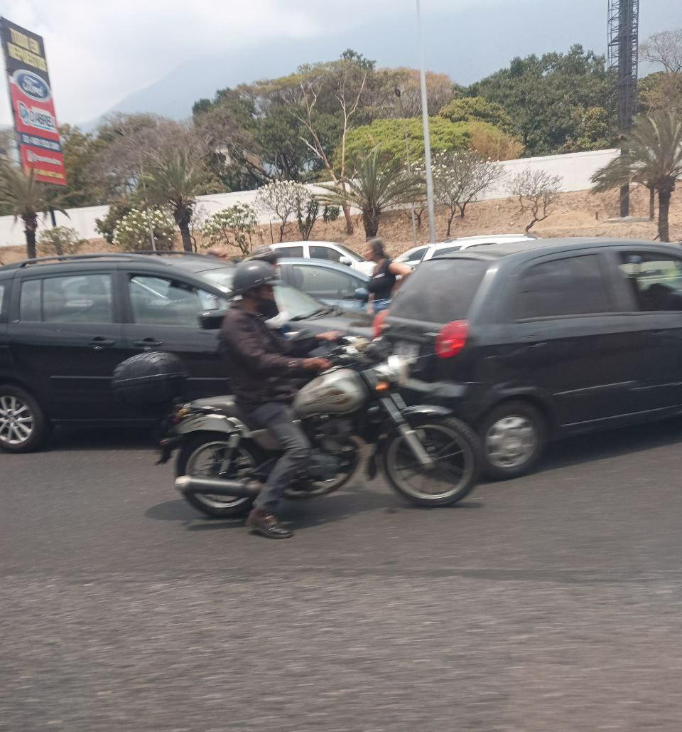FMCENTER's tweet photo. #AFF/#AGCG - Choque vehicular a la altura de Altamira sentido Petare, se genera retraso.
Autoridades en ruta. 12:41p.m #TrafficCenter https://t.co/oXEHPH5Cvi