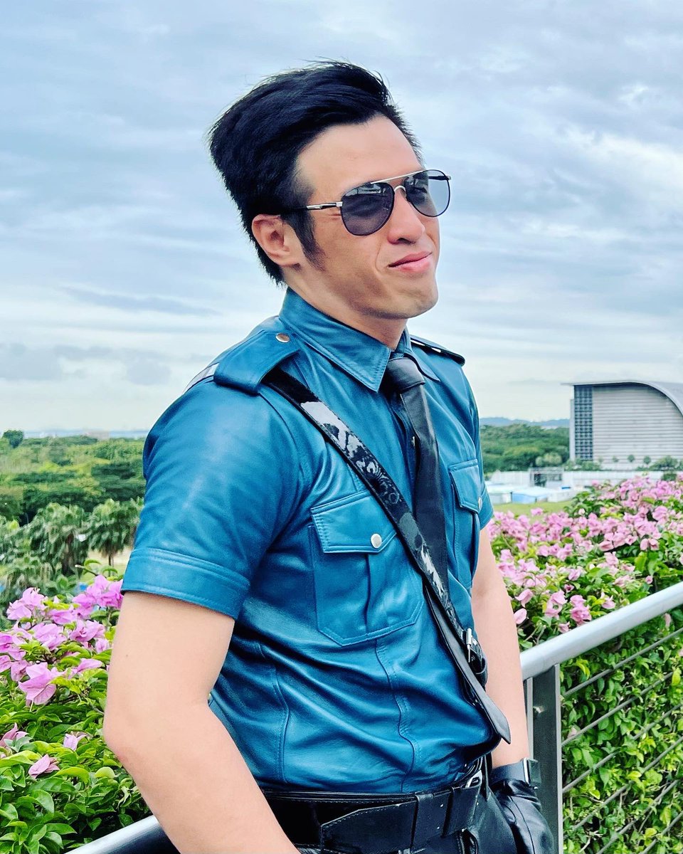 leathersuitsng's tweet photo. Smile is the best medicine in the world.
And leather is the catalyst.😉😉

#marinabaysands #bluf #kink #tomoffinland #leathergayuniform #leathermen #leathermodel https://t.co/e5YGSiCa5y