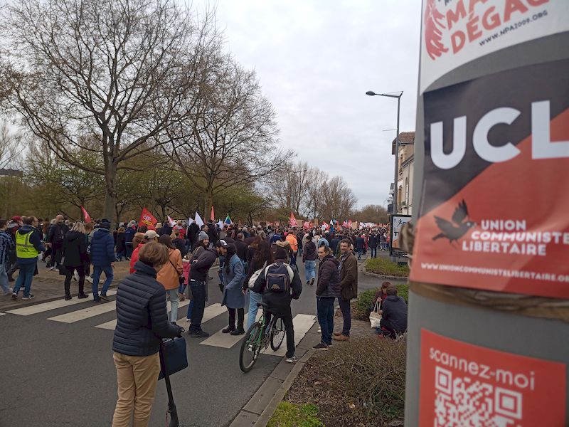 ucl37's tweet photo. 10000 selon la police, 12000 pour l'intersyndicale pour une manif déterminée avec beaucoup de jeunes et de pancartes et pour la 1ère fois, deux manifs d'environ 300 personnes après la dispersion :
- vers le MEDEF et la préf' visée la veille par @derniere_renov (5 gardes à vue https://t.co/8diMxrc268
