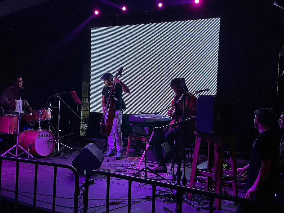 Foto del pasado concierto en GDL en C3 Rooftop con mi trío. Próximamente en Cdmx, Xalapa y Qro. y más. Les haré saber. 🛸🛸🪶🪶