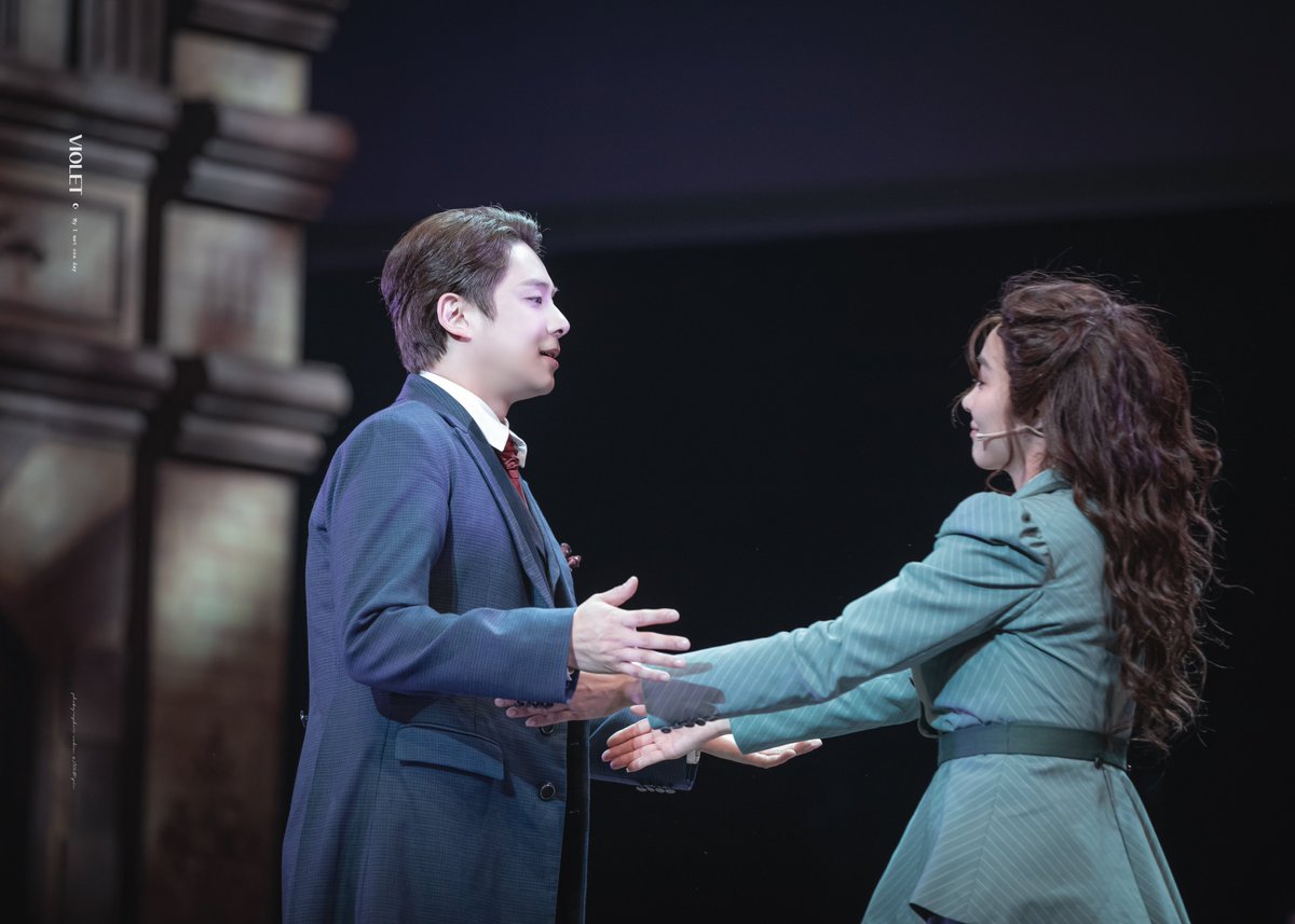 _VIOLET_pic's tweet photo. 2023/03/23 : 레드북 커튼콜
안나 #옥주현 
브라운 #송원근

당신을 기대해요. https://t.co/N4TTv7nKPo