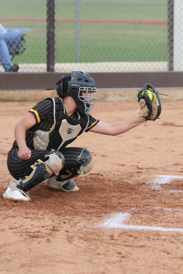 janise_jp's tweet photo. It made me heart so happy to see @elysaalemann behind the plate her Senior year. First District game and she looks like she was never injured her Jr year. #MCL #ACL #meniscus #fracturedtibia #fracturedfemur #reconstuctivesurgery https://t.co/uebgwWEFpm