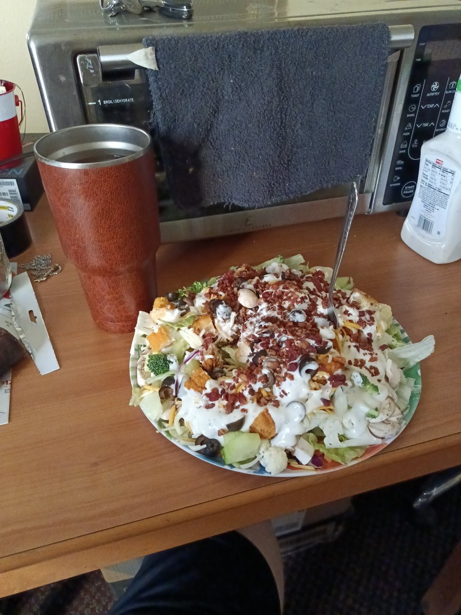 Who wants to join with me for dinner tonight? I am having chicken salad and diet ice tea 😋😋😋