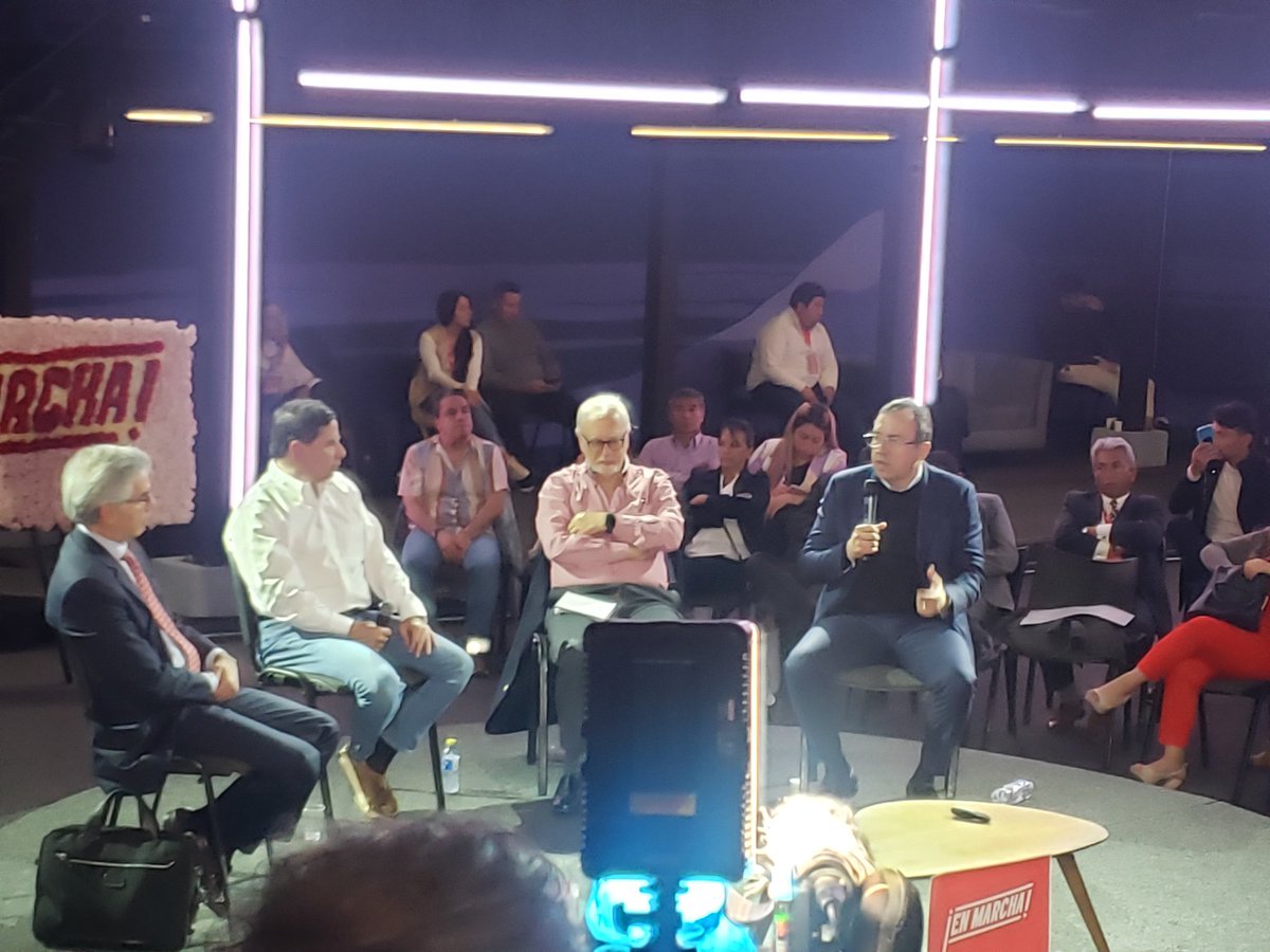 SHEILAGIRALDO's tweet photo. Hoy en @SomosEnMarcha @DeLaCalleHum y @alfonsoprada en el panel que analiza la agenda legislativa actual.
Moderador: @CristoBustos https://t.co/EDvTsXg8yZ