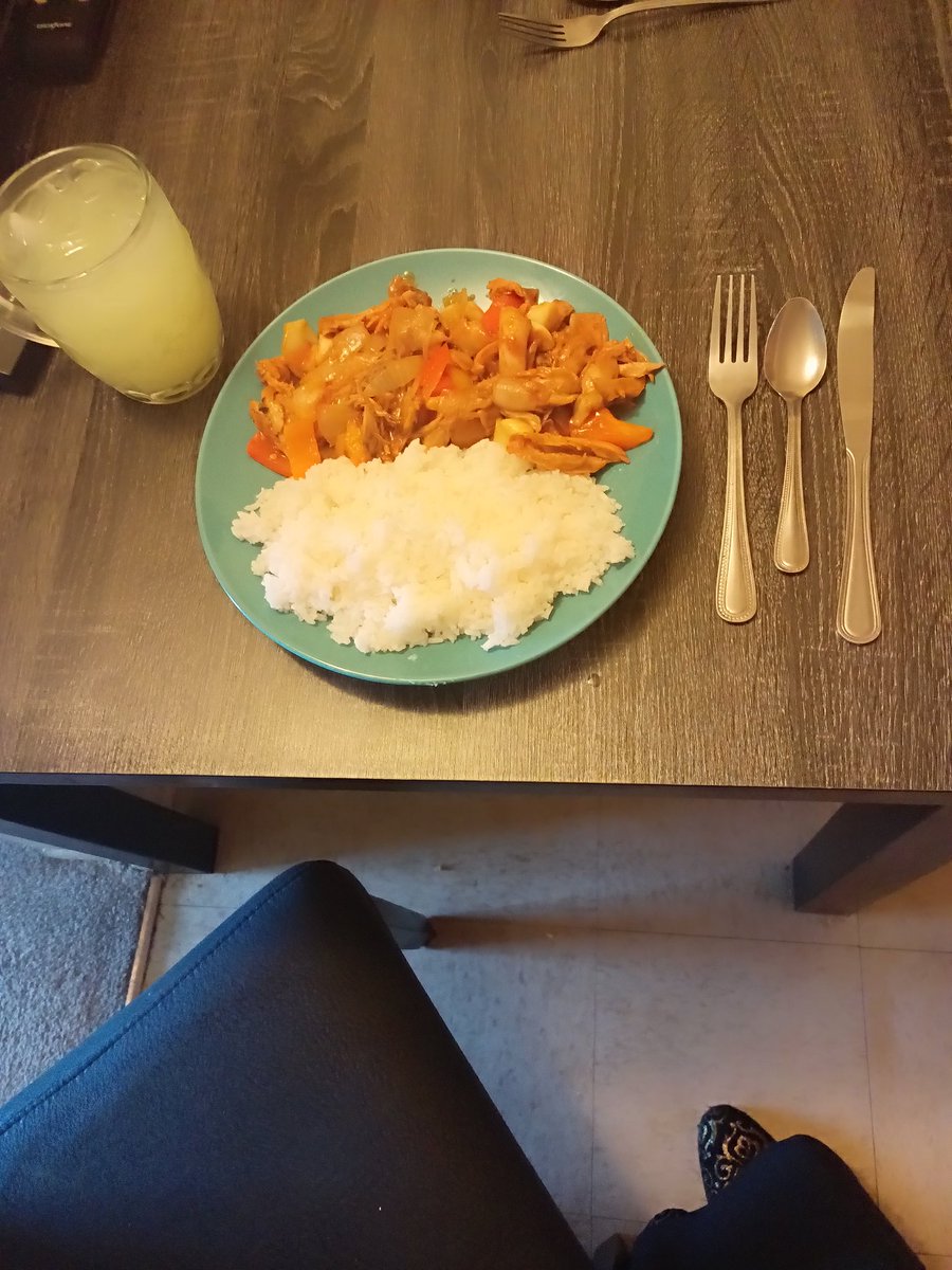 sharitaroyalty's tweet photo. Sweet&amp; sour chicken with rice https://t.co/MQwbDeowGT