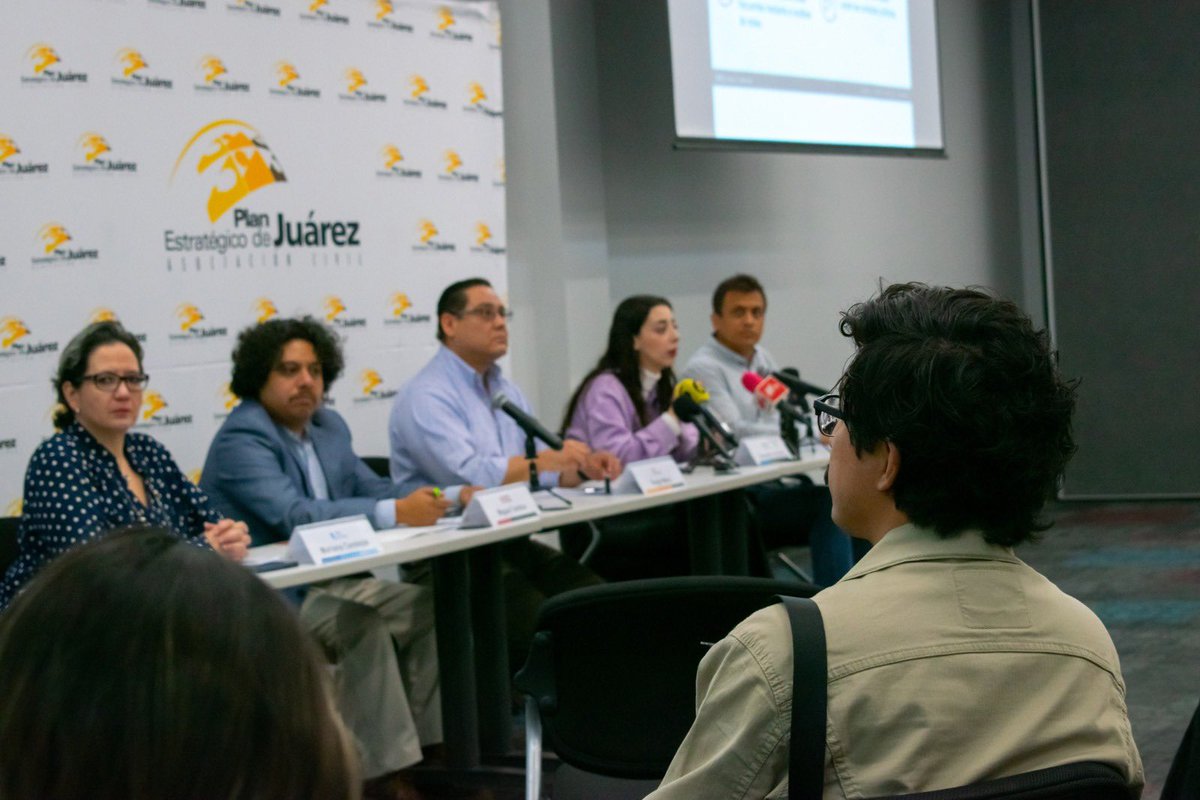 imcomx's tweet photo. Nuestra coordinadora Anticorrupción @FerAvMeouchi participó en el Informe de Corrupción de Juárez de @planjuarez, donde presentó las metodologías de detección de riesgos de #corrupción 🔴 en las #ComprasPúblicasMx utilizadas en Mapeando la Corrupción y el #IRC2022.🕵🏻 https://t.co/1k0Hkm6kax