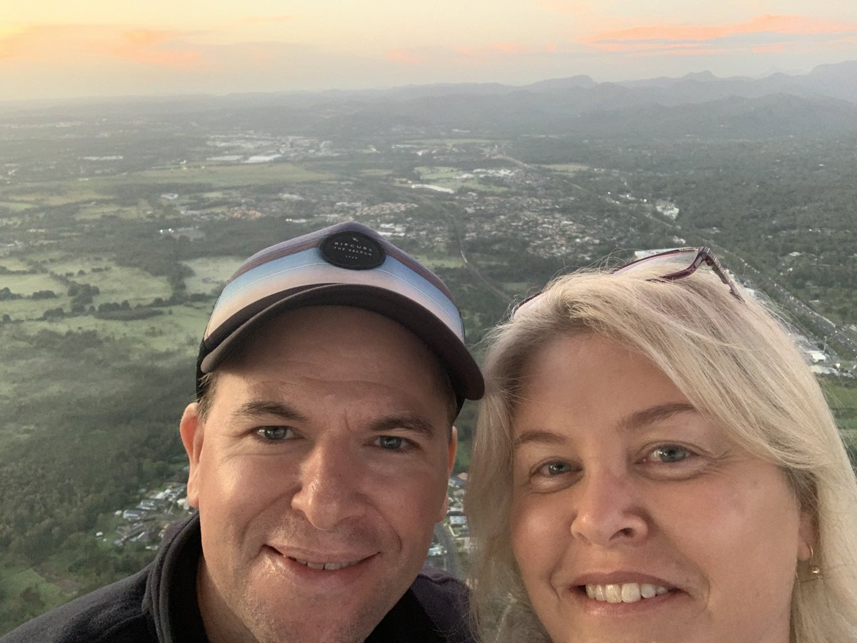 TheBomberKelly's tweet photo. Hot Air Balloon ride over Gold Coast this morning…awesome #weddinganniversary #sunrise https://t.co/f80MPxLgHk