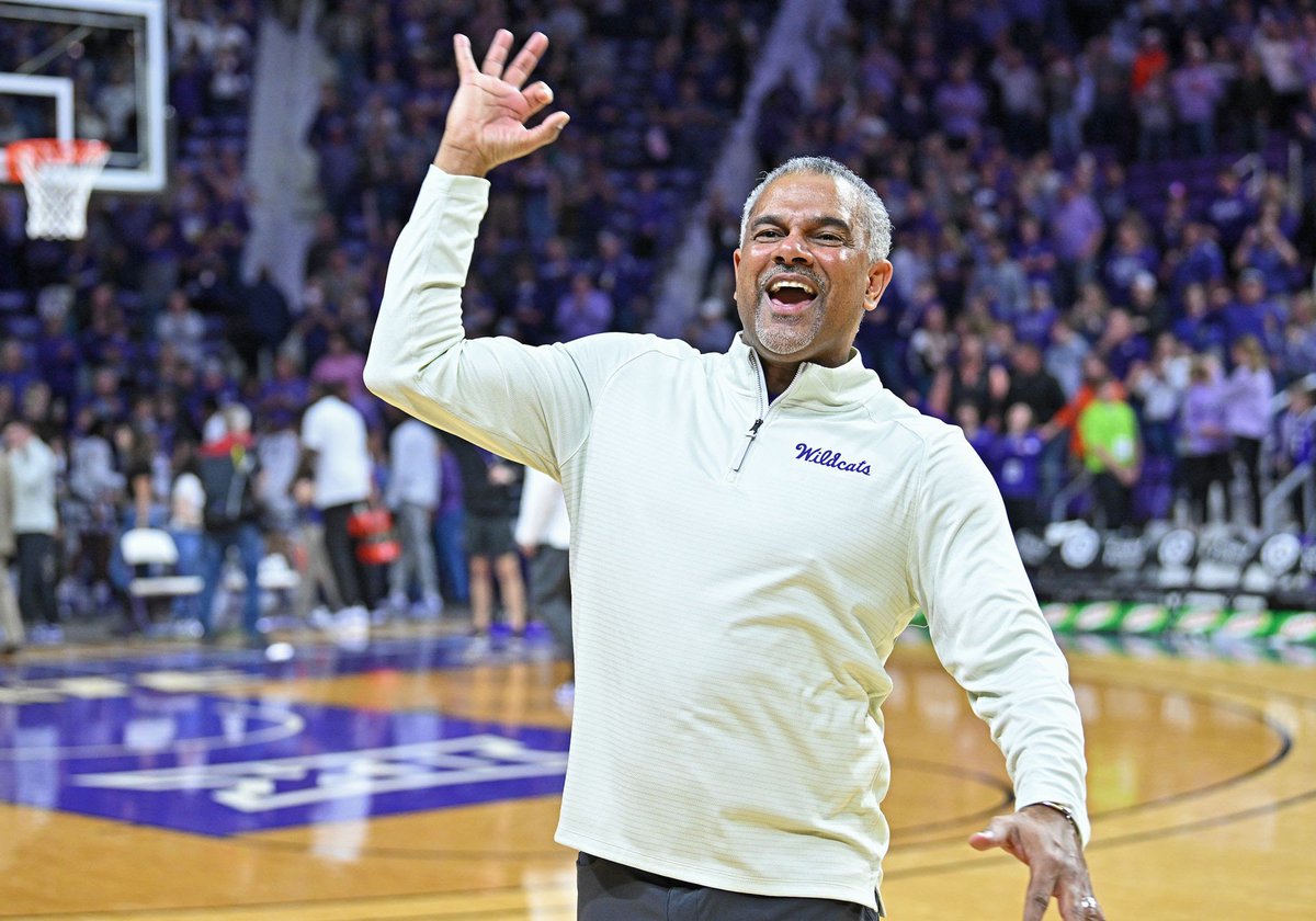 NaismithTrophy's tweet image. Tune in to our @wernerladderco Naismith Men’s College Coach of the Year FINALIST Jerome Tang, as he leads @KStateMBB during TONIGHT’S NCAA Sweet 1️⃣6️⃣ game🔥

Will Coach Tang drive his team to the ELITE EIGHT⁉️

#KStateMBB | #MarchMadness