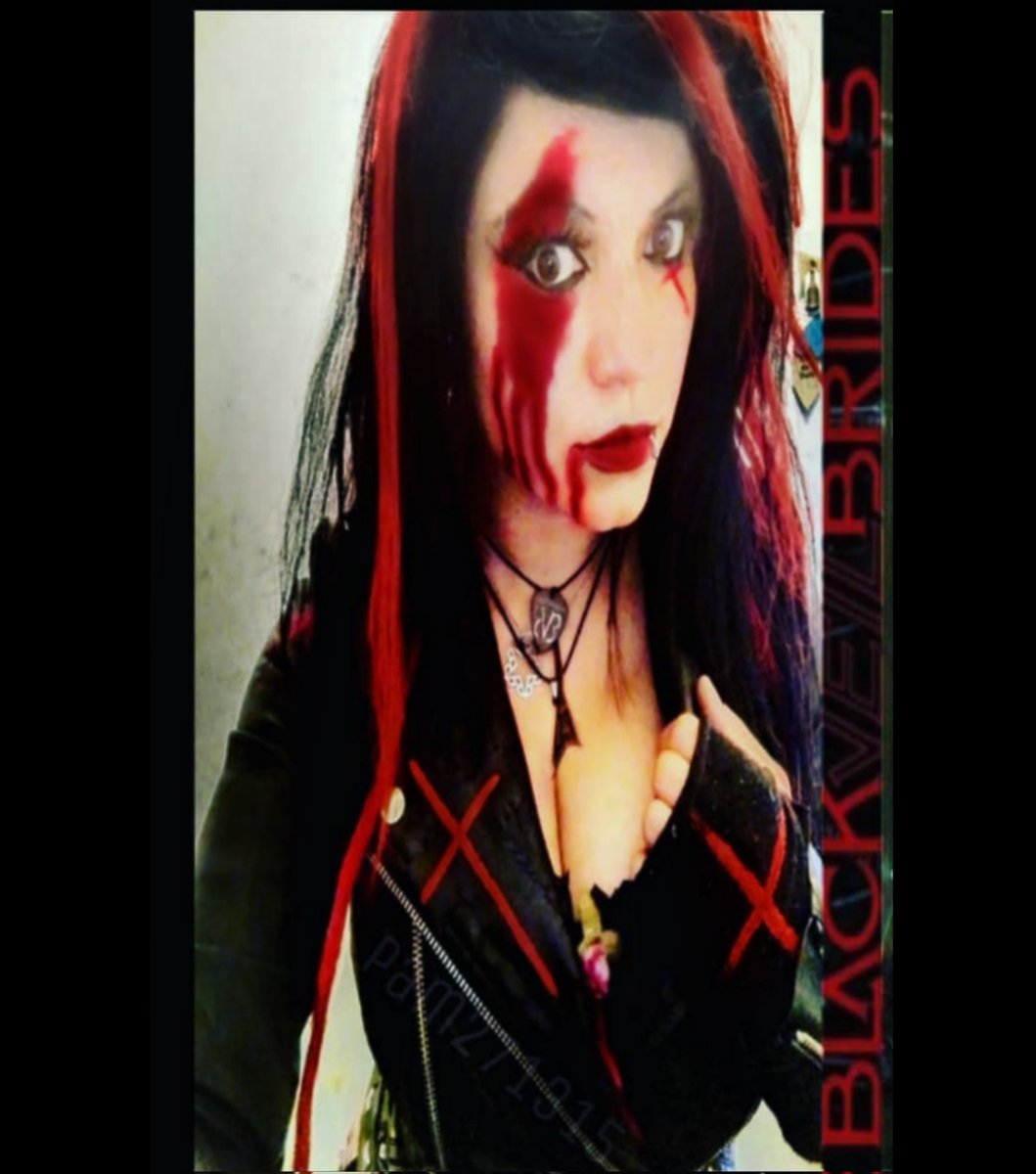 PAM_Ea271315's tweet photo. @GhostWhoHaunts @YouTube We all agree that Andy as a director did fantastic! I love that he was so detailed on everything! in the video as in makeup and costumes! amazing all the work behind this together with the guys! (That time too this led me to create a makeup inspired by the video!)
#FieldsOfBone https://t.co/T1ETOCb5zU