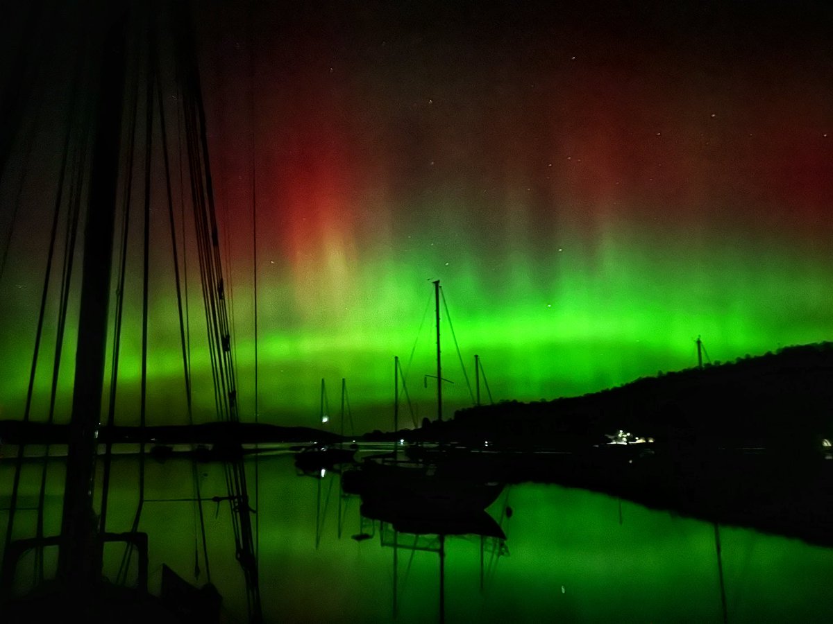 It was such a moving experience to see my first ever aurora while on my boat last night. The vertical curtains gave an awesome feeling of depth in space. 

#aurora #auroraaustralis #tasmania #cygnet