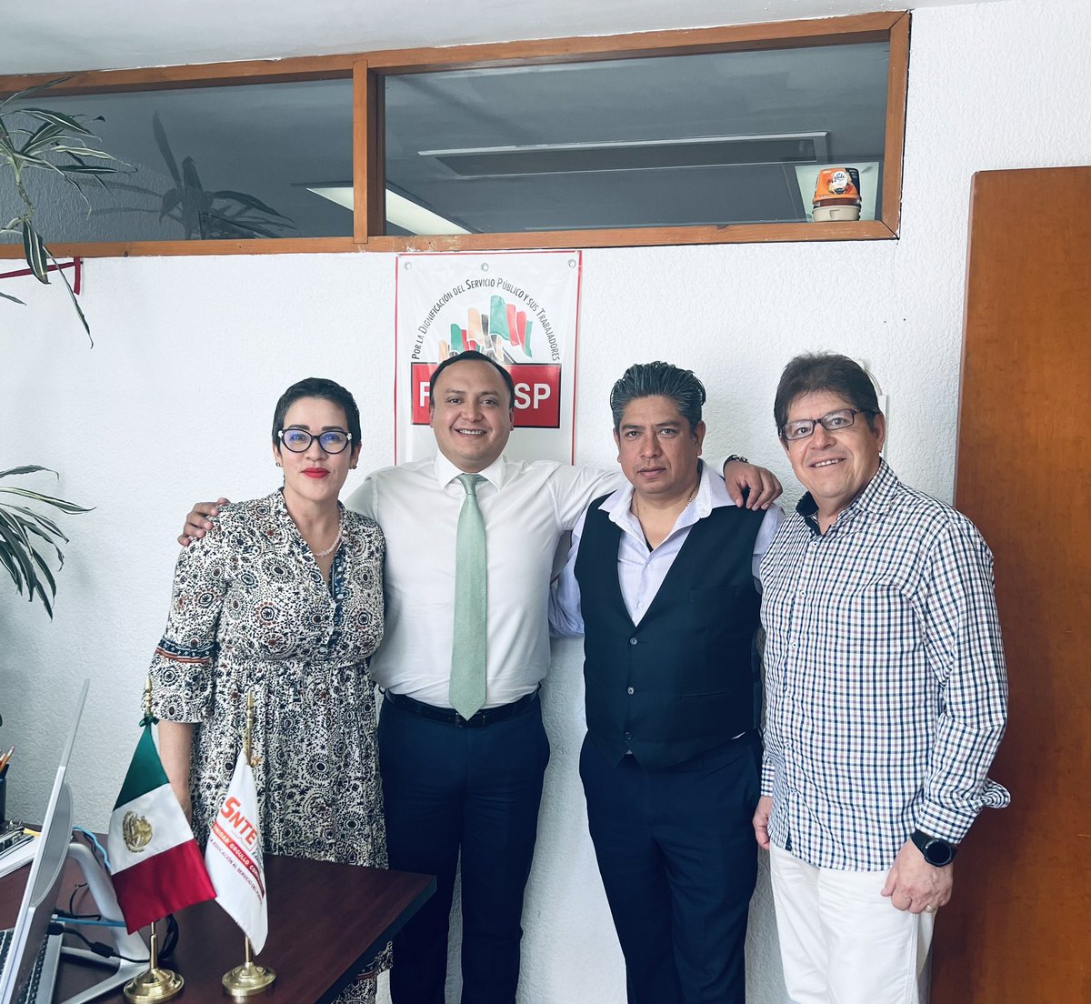 #FEDESSPHoy 🗓️

Con la visita de nuestros compañeros del <a href="/SNRSTPJF/">Renovación Sindical</a> de su Secretario General <a href="/JaPradoGomez/">J. A. Prado Gomez</a> y de <a href="/FcoSalazarLopez/">Fco. Salazar Lopez.</a> 
Un placer tenerlos en nuestra @FEDESSP 

#PresidenciaColegiadaN4 
<a href="/agusaviles1/">Agustín Avilés</a> 
<a href="/marudavalos29/">Maru Dávalos</a> 
<a href="/pedrojoseescar3/">pedro jose escarcega delgado</a> 
<a href="/censntsict/">SNTSICT</a> 

#SomosFEDESSP 🤛🏼