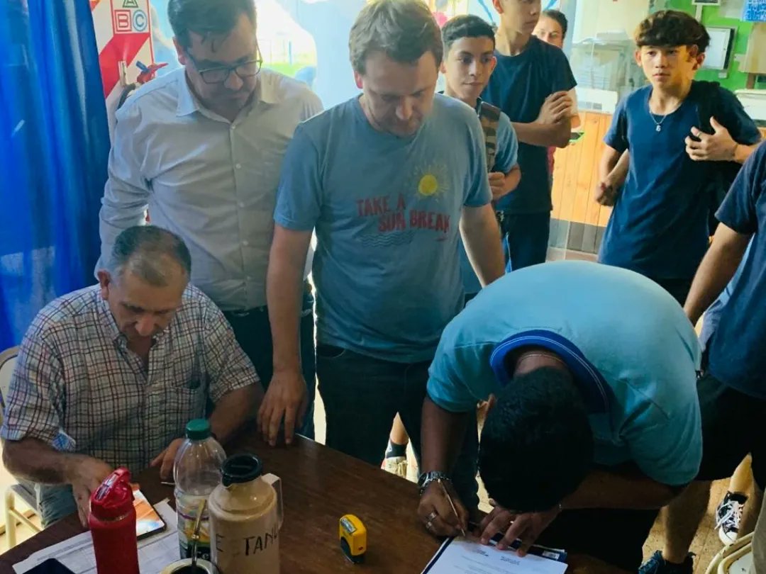 gilsonb10's tweet photo. Nos reunimos con los estudiantes de la #EPET N 33 de Puerto Libertad para dialogar y trabajar en acciones para atender las demandas solicitadas por ellos. Hemos llegado a un acuerdo que va a beneficiar a toda la comunidad educativa.
#SomosTécnica https://t.co/ecZWjYlxKS