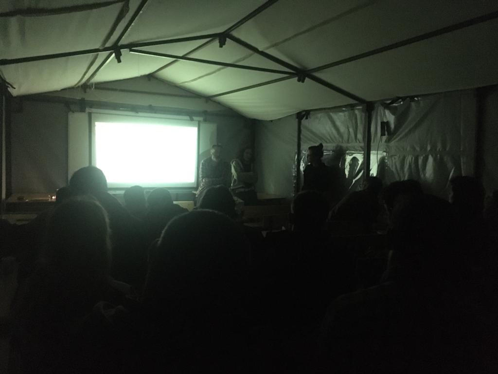 Karaçay-Tomruksuyu çadır okullarında, bu kez bölgedeki sinemacıların katılımıyla bir Mavi Kuş gösterimi yaptık... Ümit Güç, <a href="/kazimkizil/">Kazım Kızıl</a>,<a href="/ReyanTuvi/">Reyan Tuvi</a>, Sinan Kesgin, <a href="/aylinkuryel/">aylin kuryel</a>, <a href="/GadjoDilo1/">Gadjo Dilo</a>
Alanda emeği geçen herkese, <a href="/KaracayTomruksu/">Karaçay Koordinasyonu #Samandağ</a> gönüllülerine ve <a href="/hodologies/">Aydın</a>'e selamlar...