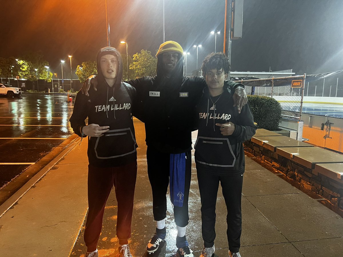 flyguyhuey5's tweet image. Got my brother @StevieJohnson13 to get on the field with us, in the pouring rain while in SD finally was able to get some of his priceless knowledge rubbed on some of our WR’s.
#HandleBizHaveFun #SJ13 #YKWTII