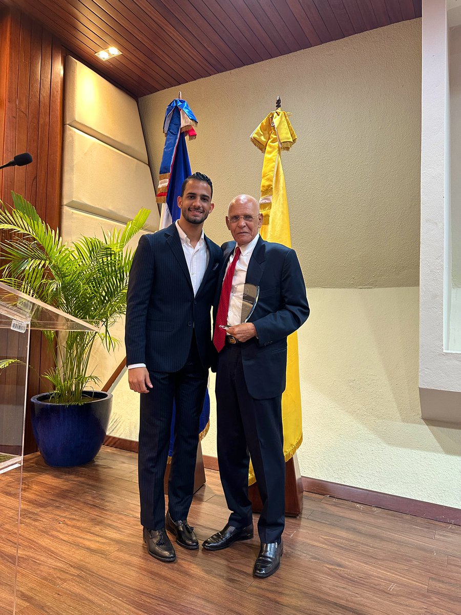 Homenaje al Maestro Víctor Manuel Matos, en <a href="/PUCMMDerechoCSD/">Escuela de Derecho PUCMM Santo Domingo</a>. Maestro apasionado por el derecho, la docencia y la vida. “Primero hay que ser un buen ser humano, para luego ser un buen profesional”. Sin dudas, un momento que recordaré siempre con una sonrisa y gran admiración.